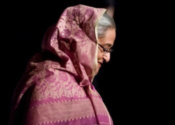 অবসরের জল্পনা উড়িয়ে দিলেন শেখ হাসিনা, দিলেন দেশে ফেরার বার্তা