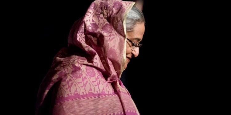 অবসরের জল্পনা উড়িয়ে দিলেন শেখ হাসিনা, দিলেন দেশে ফেরার বার্তা