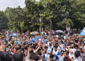 টিএসসি ও রাজু ভাস্কর্য এলাকায় ‘মেসি মেসি’ স্লোগান