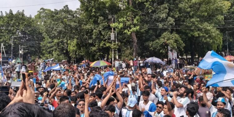 টিএসসি ও রাজু ভাস্কর্য এলাকায় ‘মেসি মেসি’ স্লোগান